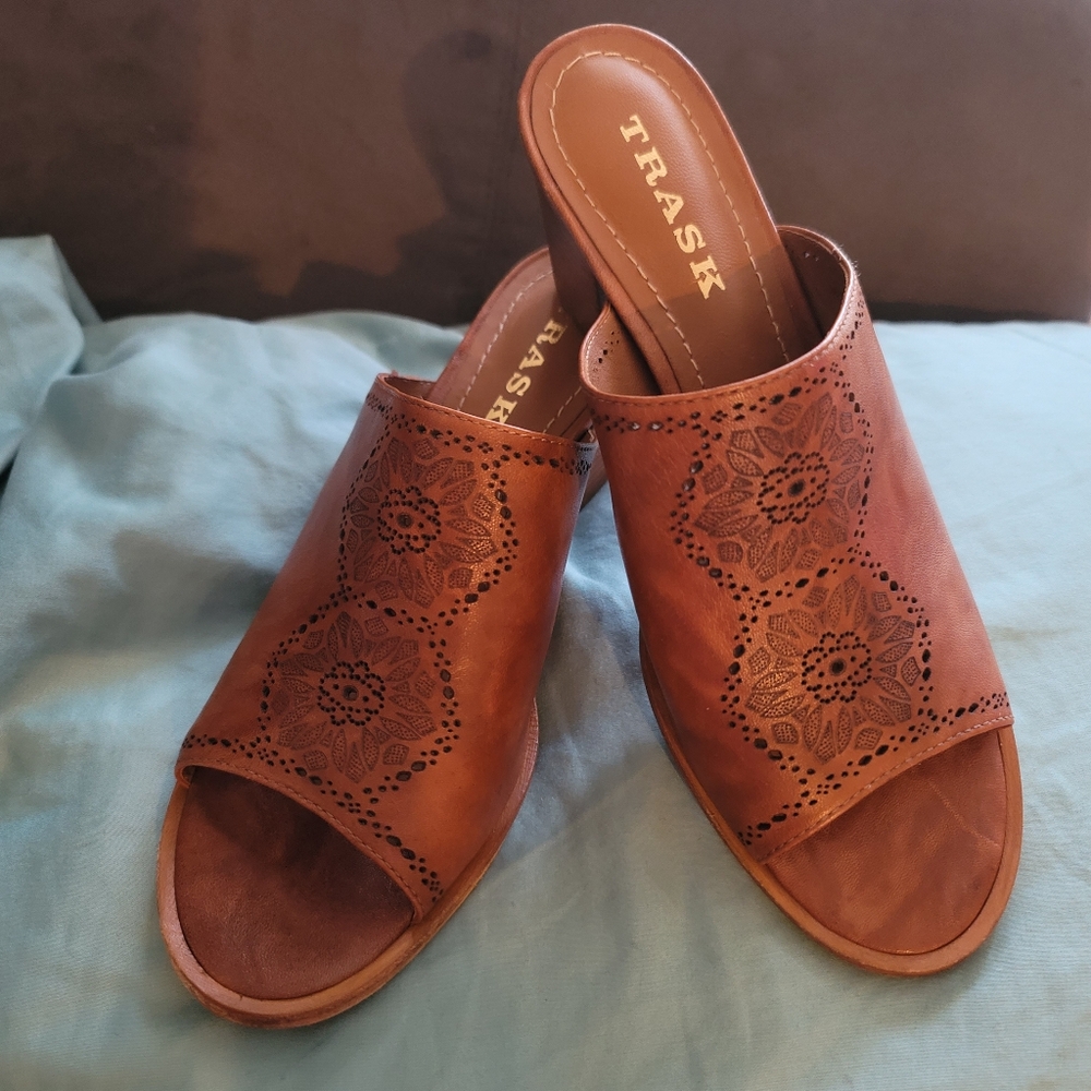 Trask Carlena Slide Brown Leather Heeled Mule Sandals Open Toe 36-1710 Size 7M